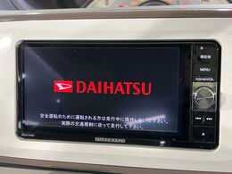 【純正ナビ】人気の純正ナビを装備しております。ナビの使いやすさはもちろん、オーディオ機能も充実！キャンプや旅行はもちろん、通勤や買い物など普段のドライブも楽しくなるはず♪