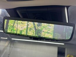 【デジタルインナーミラー】後席の大きな荷物や同乗者で後方が確認しづらい時でも安心！カメラが撮影した車両後方の映像をルームミラー内に表示。クリアな視界で状況の確認が可能です！