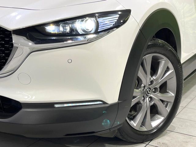 【LEDヘッドライト】悪天候や夜間走行時も良好な視界を確保し安心して運転できる高輝度LEDヘッドライトを装備！点灯速度が早く、消費電力も抑えられています。