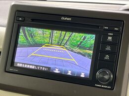 【バックカメラ】駐車時に後方がリアルタイム映像で確認できます。大型商業施設や立体駐車場での駐車時や、夜間のバック時に大活躍！運転スキルに関わらず、今や必須となった装備のひとつです！