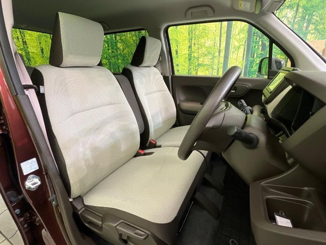 運転席シート廻りは使用感も少なく、良好な状態となっています。丁寧に使われていたことがよくわかりますね。