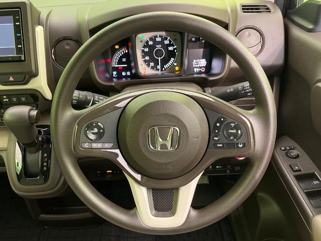 インテリアに合わせたデザインのステアリングは、運転される方のことも考え、運転しやすい形状、大きさです。是非一度、実際に触ってお確かめください。