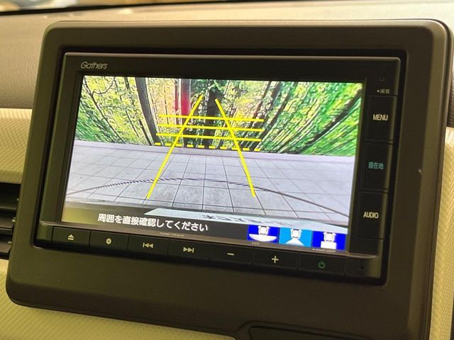 【バックカメラ】駐車時に後方がリアルタイム映像で確認できます。大型商業施設や立体駐車場での駐車時や、夜間のバック時に大活躍！運転スキルに関わらず、今や必須となった装備のひとつです！