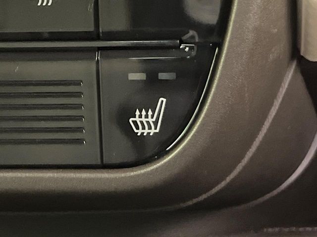 【シートヒーター】寒い日に重宝するシートヒーター！エアコンより早く温まってくれるので寒がりの人も安心ですね♪エアコンの温風は乾燥するから苦手、という方にもをおすすめです。