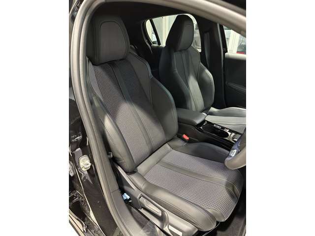 車内には使用感もなく真新しい新車の香りがしております。