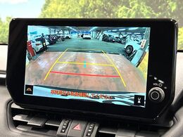 【バックカメラ】駐車時に後方がリアルタイム映像で確認できます。大型商業施設や立体駐車場での駐車時や、夜間のバック時に大活躍！運転スキルに関わらず、今や必須となった装備のひとつです！