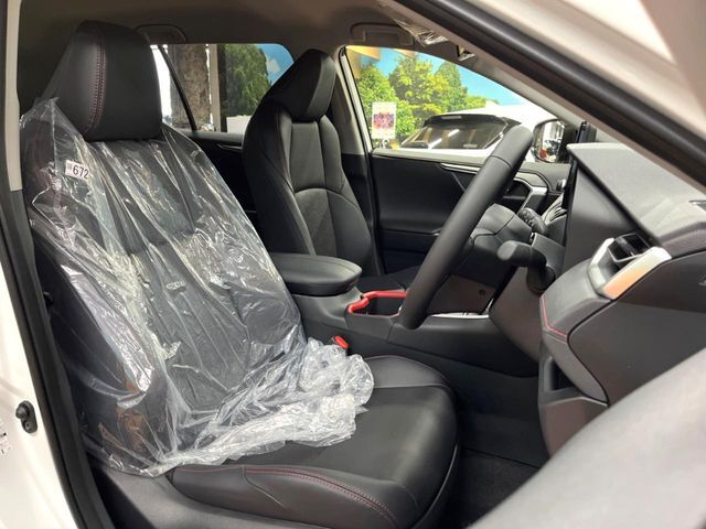 【合皮レザーシート】汚れのふき取りが容易でメンテナンスもが簡単な、機能性に優れる合成皮革を採用した上質なシートです。座り心地もよく、高級感あふれる心地良い車内空間を演出してくれます。