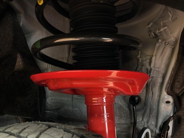 お車を安心してお乗りいただく為には、足回りの定期点検が欠かせません。サービスサポート（有償保証）では無料点検もご提供しており、安心のカーライフをお過ごしいただけるサポート体制が整っています。