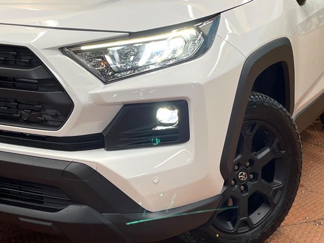 【LEDヘッドライト】悪天候や夜間走行時も良好な視界を確保し安心して運転できる高輝度LEDヘッドライトを装備！点灯速度が早く、消費電力も抑えられています。