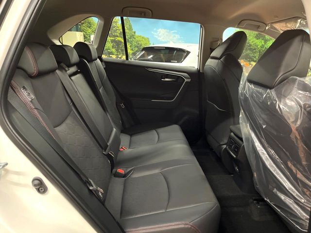 広々とした2列目シートは居住性が高く、居心地も快適！友達や家族とのお出かけにぴったりです。ベビーシートやチャイルドシート使用時も快適にお過ごしいただける十分な空間を確保しています。