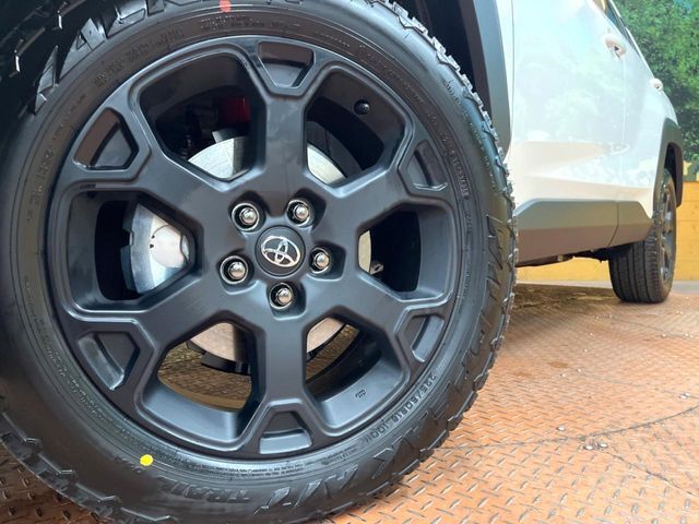 【グレード専用純正18インチアルミホイール】デザイン性の高い純正アルミホイールを装着しております。各種社外アルミホイールや、スタッドレスタイヤも取扱いしております。是非ご相談ください♪