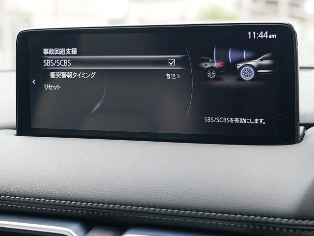 こちらのお車には先進安全装備が多数搭載されています。衝突被害を回避あるいは軽減するためのブレーキや、後方死角からの接近警報、車線逸脱を防止する警報装置など、詳しくはスタッフまでお尋ねください。