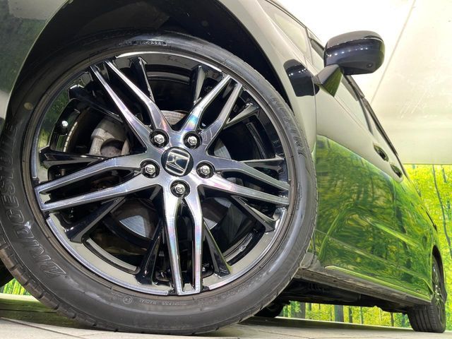 【純正18インチアルミホイール】外観にマッチした純正アルミホイールを装着しております。各種社外アルミホイールや、スタッドレスタイヤも取扱いしております。是非ご相談ください♪