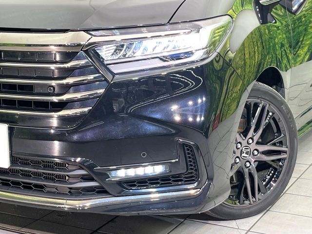 【LEDヘッドライト】悪天候や夜間走行時も良好な視界を確保し安心して運転できる高輝度LEDヘッドライトを装備！点灯速度が早く、消費電力も抑えられています。