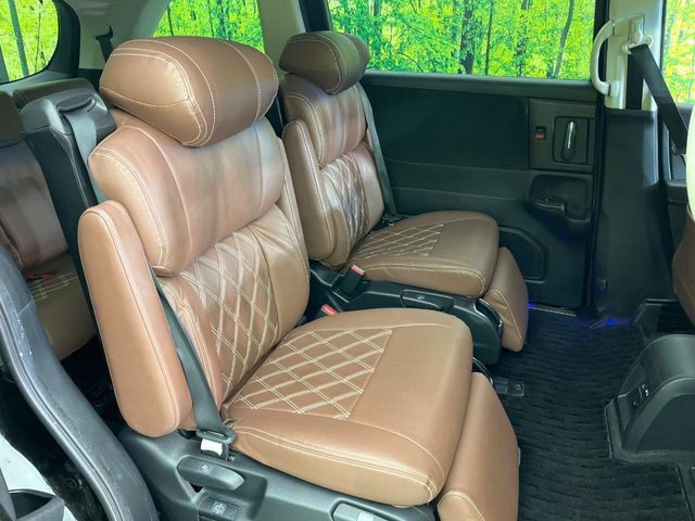 後部座席も気になるようなキズ・汚れやへたり等、大きなダメージはなく、良好な状態です。