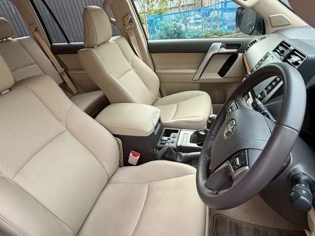 運転席シート廻りは使用感も少なく、良好な状態となっています。丁寧に使われていたことがよくわかりますね。