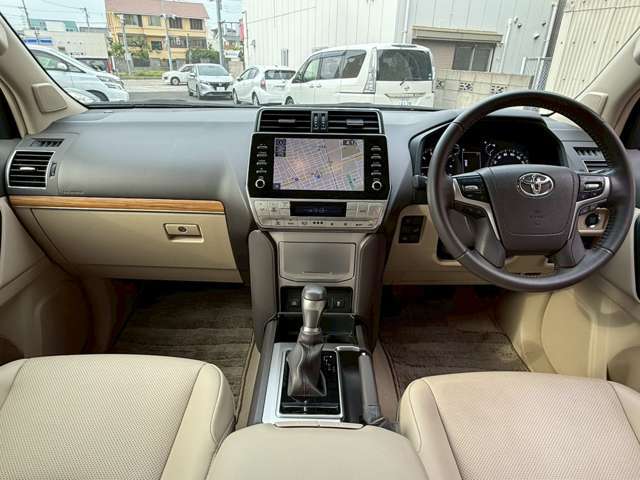 この度は、当社のお車をご覧頂き誠にありがとうございます。お車の状態や、装備の詳細はご連絡ください。担当者がご案内させていただきます。