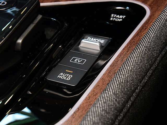 シフトレバーの横にはバッテリー電力だけで静かに走行出来る「マナーモード」など、ドライブモードの切替スイッチが有ります。