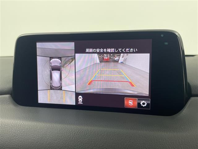 【360°ビュー・モニター】まるでクルマを真上から見下ろしたかのような視点で駐車をサポートします！クルマの斜め後ろや真横など、前後左右の4つのカメラの映像が合成されて、モニターに映し出されます。