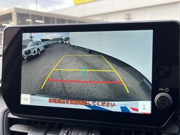 【バックカメラ】駐車時に後方がリアルタイム映像で確認できます。大型商業施設や立体駐車場での駐車時や、夜間のバック時に大活躍！運転スキルに関わらず、今や必須となった装備のひとつです！
