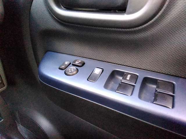 電動格納ミラーはボタンひとつでミラーが折りたためます。狭い駐車場などで、周りにぶつかる心配が減るうれしい装備です♪