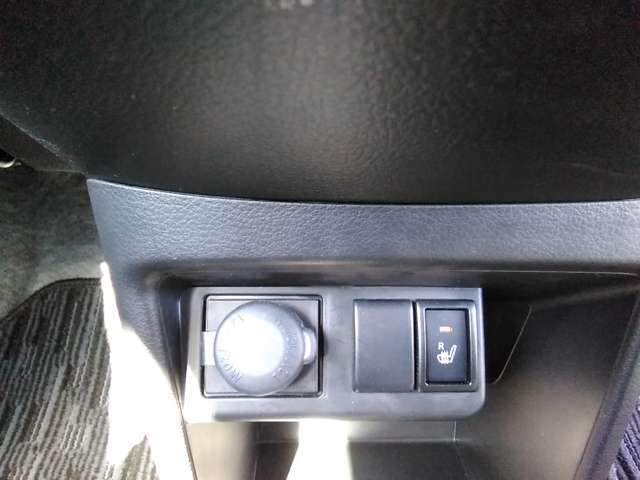 【運転席シートヒーター】シートに装備される暖房装置です。寒い冬にシートがポカポカして気持ち良いですよ♪