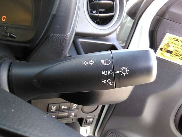 オートライトは明るさを感知して自動でライトを点けてくれるので、夕暮れ時の運転も安心です！