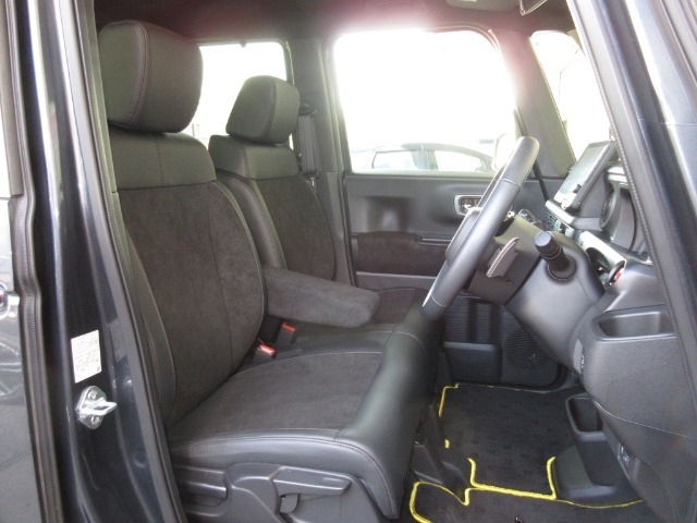 運転席には高さ調整ができる『シートハイトアジャスター機能』が付いています！　これなら小柄な方にも大柄な方にも自分にぴったりの運転姿勢がとれますね～！