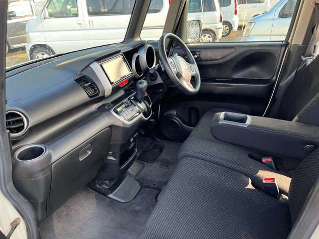 ゆったり乗車できます。室内広々で長距離運転も疲れを軽減。全体的に綺麗な室内です。