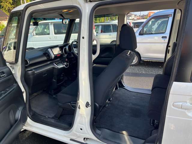 大開口のドアで乗り降り楽々です。全体的に綺麗な室内です。