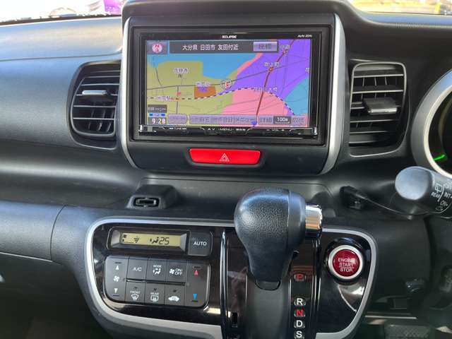 操作し易いインパネシフトオートマレバー。室内快適温度にフルオートエアコン装備