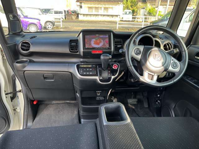 綺麗で、操作し易いインパネ廻り。清潔にしてのお渡しです。便利なナビ付。テレビ付き