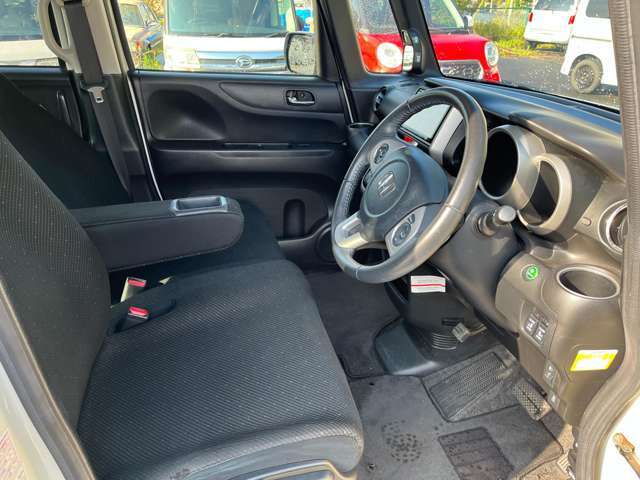 綺麗で清潔感のある室内です。シートほつれほつれ乗り口にあります