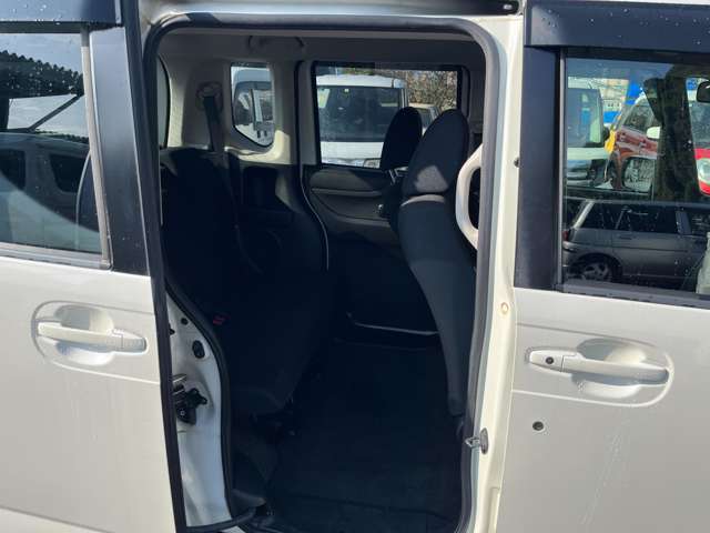 両側パワースライドドアタイプで乗り降り楽々です。足元、室内広々、チャイルドシートもゆっくり装着出来ます。
