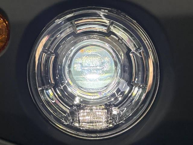 【LEDヘッドライト】悪天候や夜間走行時も良好な視界を確保し安心して運転できる高輝度LEDヘッドライトを装備！点灯速度が早く、消費電力も抑えられています。