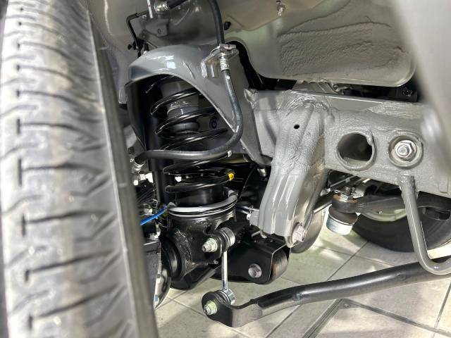 お車を安心してお乗りいただく為には、足回りの定期点検が欠かせません。サービスサポート（有償保証）では無料点検もご提供しており、安心のカーライフをお過ごしいただけるサポート体制が整っています。