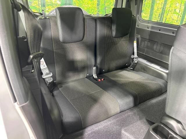 高品質なオリジナルフロアマットもオプションにてご用意しております。お好きなデザインやカラーをお車に合わせて選んでいただくことができます♪