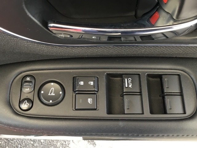 電動格納式リモコンドアミラーと、パワーウィンドウマスタースイッチ等は運転席ドアにあります。