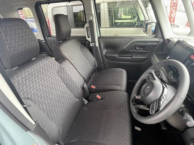 フロントシートはベンチシートです。インパネシフトで足元は広々。運転席と助手席はウォークスルーできます。