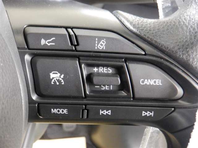 レーダークルーズコントロール(全車速追従機能付)付きです。車速に応じて追従支援してくれるので、ロングドライブも快適です。詳細は販売店スタッフまでおたずねください。