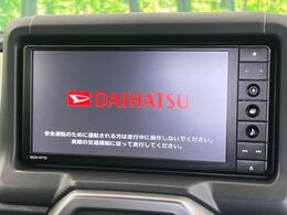 【純正ナビ】人気の純正ナビを装備しております。ナビの使いやすさはもちろん、オーディオ機能も充実！キャンプや旅行はもちろん、通勤や買い物など普段のドライブも楽しくなるはず♪