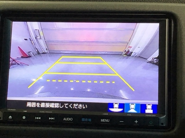 リバースギアに入れるだけで後方の表示へ切り替わります。夜間や雨の日の駐車も楽になりますよ。