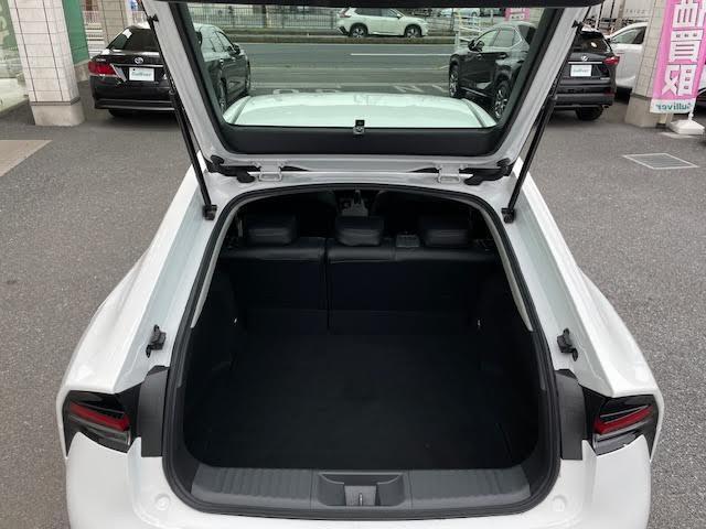 【トランク】積み込みやすくて、たっぷり積める荷室です。シートアレンジできるものは、乗車人数と荷物の量や大きさによってシートを動かすことができるので、より快適なドライブが可能です！