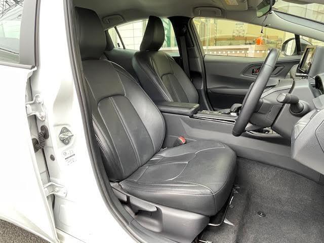 【運転席】座り心地が良いシートなので長時間の運転でも快適にお過ごしいただけます。新品のフロアマットのご注文も可能です。掲載箇所以外にご希望の写真がございましたらお気軽にお問い合わせ下さい。