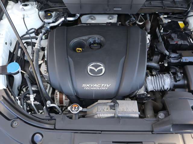 「SKYACTIV-G（ガソリン）」は、規格外の高圧縮を実現し、世界のエンジン技術者に驚きを与えました。さらに、それを維持したままノッキングの発生を抑え、熱効率を向上、走りにも寄与したエンジンです。