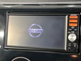 【純正ナビ】人気の純正ナビを装備しております。ナビの使いやすさはもちろん、オーディオ機能も充実！キャンプや旅行はもちろん、通勤や買い物など普段のドライブも楽しくなるはず♪