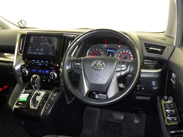 運転の際、常に目にする部分だけにシックで飽きのこないデザインが良いですね。