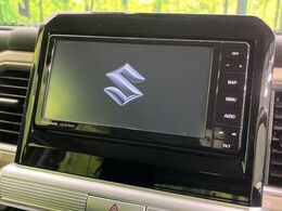 【純正ナビ】人気の純正ナビを装備しております。ナビの使いやすさはもちろん、オーディオ機能も充実！キャンプや旅行はもちろん、通勤や買い物など普段のドライブも楽しくなるはず♪