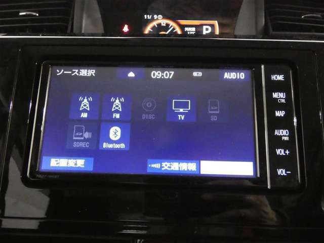 【オーディオ選択画面】AM/FMの切替や、交通情報もこちらの画面から選択できます。