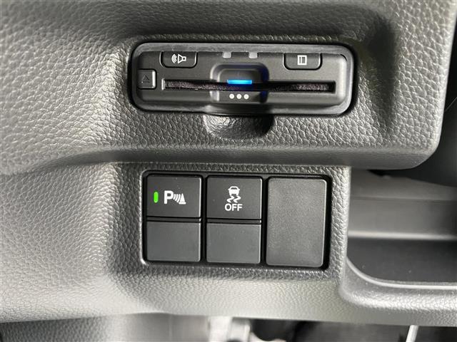 【ETC】有料道路を利用する際に料金所で停止することなく通過できる、ETC車載器（ノンストップ自動料金収受システム機器）が装備されています。セットアップを行うことで利用可能になります。